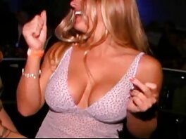 Un bastardo fortunato sta spingendo il video amatoriali hot italiani suo cazzo in due ragazze calde