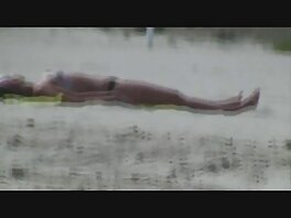 La ragazza cattiva succhia un dildo mentre il film hot italiani suo partner la scopa