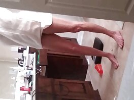 Il casalinghe italiane hot dottore pervertito sta controllando la figa del suo paziente