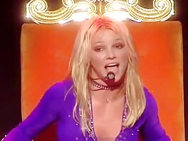 La piccola bambola bionda ha un'incredibile resistenza sessuale e un grande appetito film italiani hot