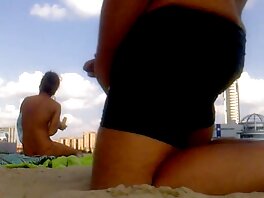 Due tizi con cazzi enormi stanno impazzendo per la sua mamma italiana hot fica