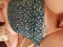 MILF in lingerie stretta prende siti hot italiani un giocattolo sessuale per masturbarsi fantasticando